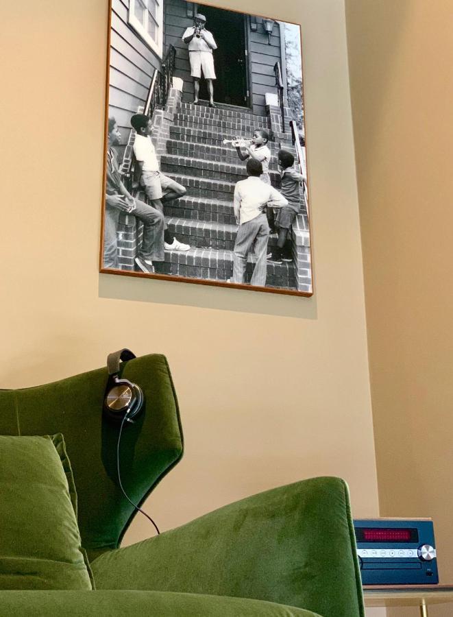 Portobay Flores Exterior photo The 1967 photo of the Beatles on the cover of Sgt. Pepper's Lonely Hearts Club Band
