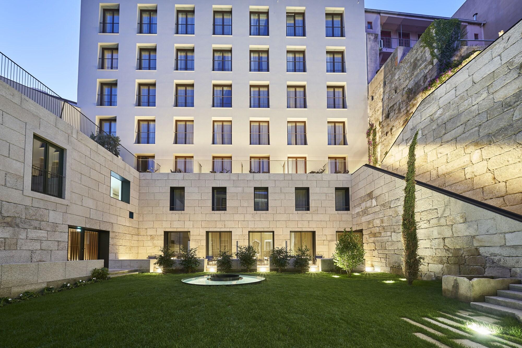 Portobay Flores Exterior photo The hotel's courtyard