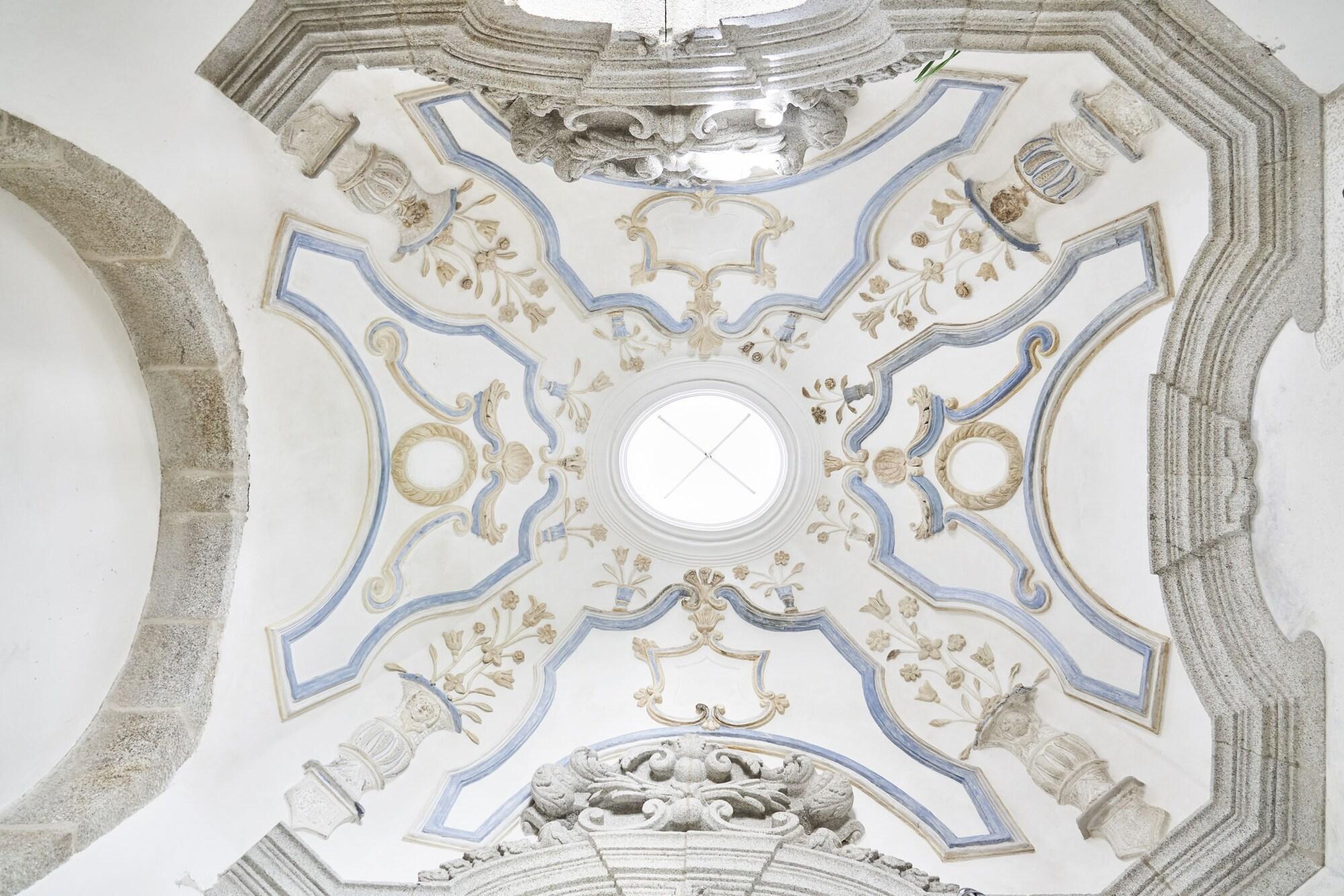 Portobay Flores Exterior photo The ceiling of the nave