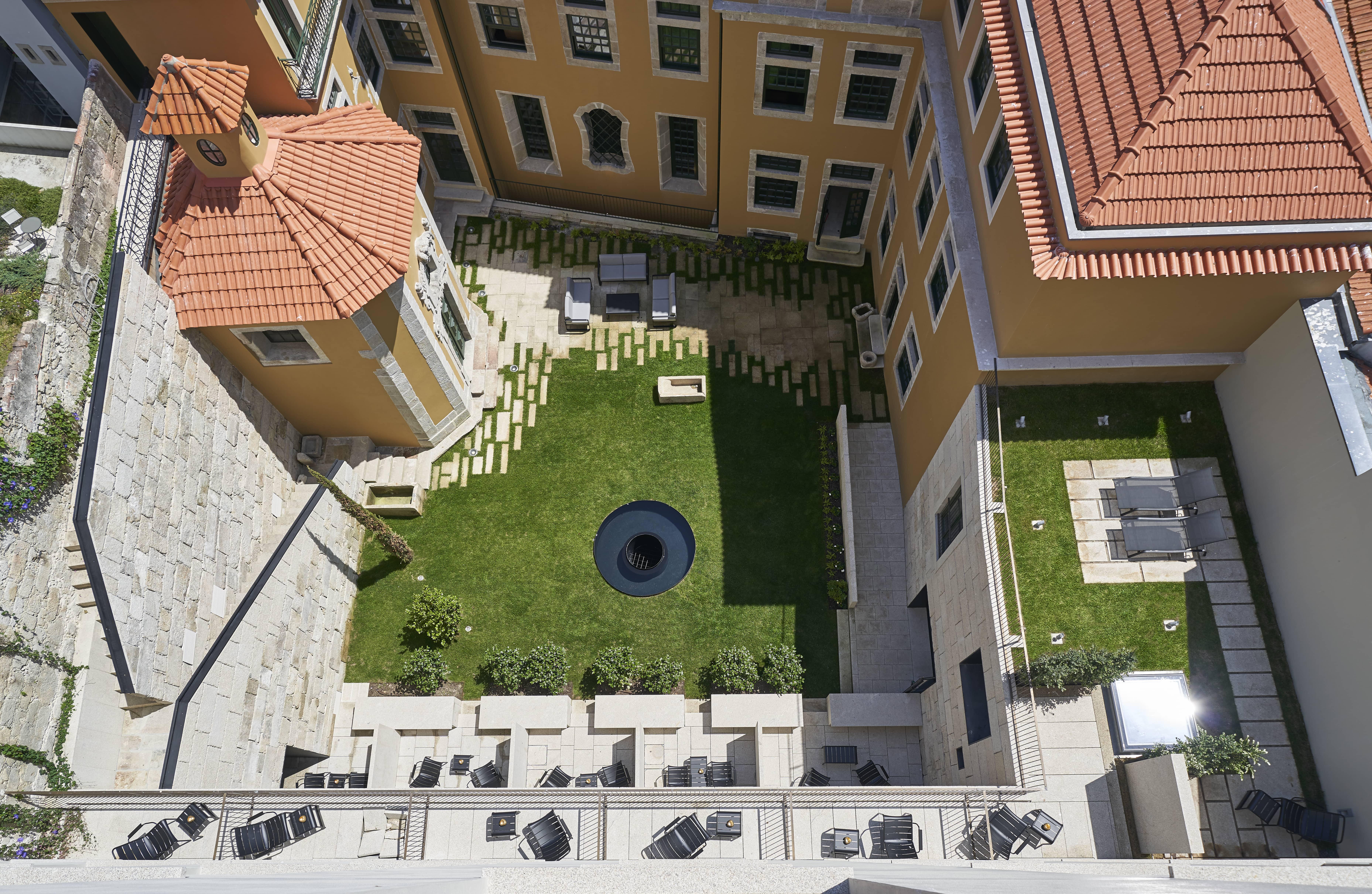 Portobay Flores Exterior photo The courtyard of the hotel