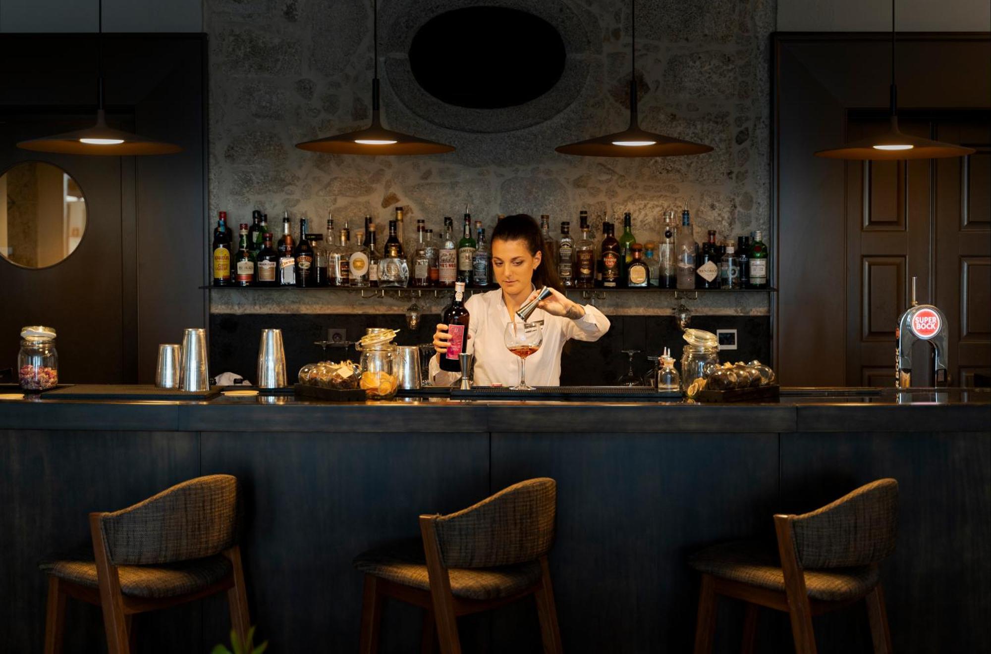 Portobay Flores Exterior photo The bar at the British Airways Galleries First Lounge at London Heathrow Airport